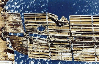 Солнечная батарея станции «Мир» получила значительные повреждения от космического мусора