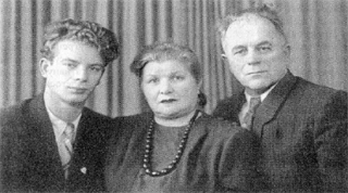 Ж.И.Алфёров с родителями, Анной Владимировной и Иваном Карповичем (1954 г.).