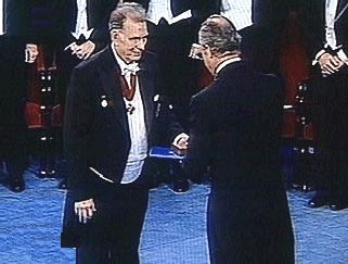 Шведский король вручает Ж.И.Алфёрову Нобелевскую премию