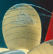 Кавитационные пузырьки вблизи поверхности лопасти вращающегося гребного винта